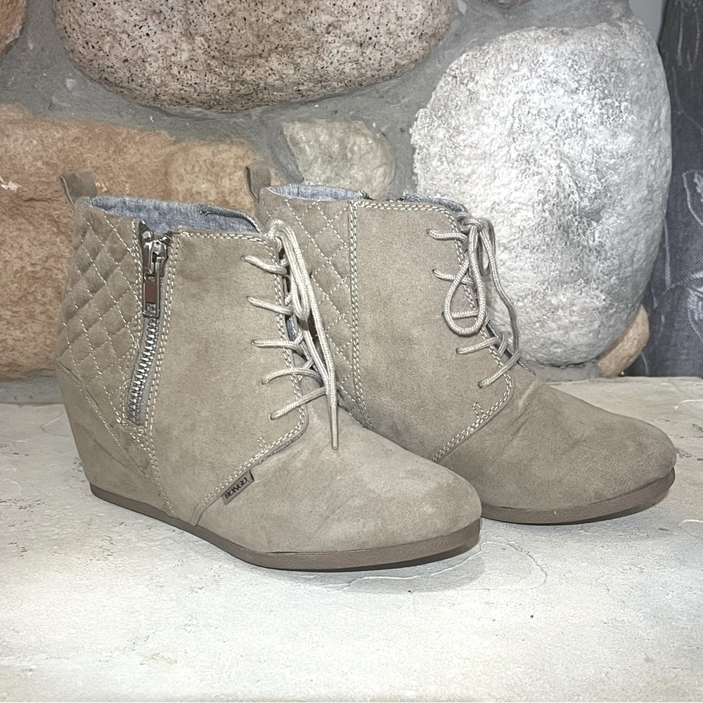 Bongo size 7 women’s faux suede wedge booties